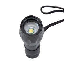 Laden Sie das Bild in den Galerie-Viewer, Taschenlampe LED Strahler Superbeam Flashlight SOS Taktische Lampe IP44 Leuchte
